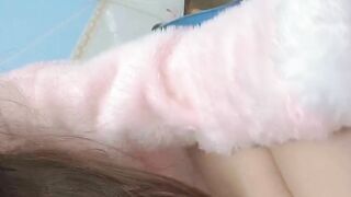 Cô em mới lớn thích nhét đuôi cáo lỗ đít