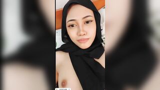 Gái xinh đeo khăn vạch lồn móc ngoáy dùng đồ chơi rên phê vcl