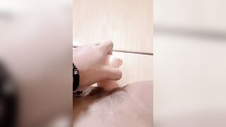 Nhìn em dâm rậm lông thọc dildo to vào bím rồi rên phê lòi mắt