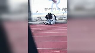 Gãi ngứa chút mà mọi người cứ soi