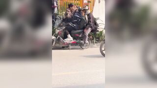 Ngồi sau nên phải chịu đau