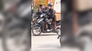 Ngồi sau nên phải chịu đau