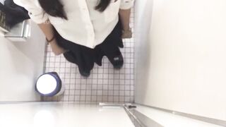 căng cứng cặc xem em dâm 2k4 mặc đồng phục vạch lồn móc bím trong toilet
