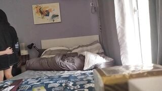 2ae họ vừa đi học về liền trốn vào phòng mở tv thật to địt nhau để mẹ k nghe thấy rên