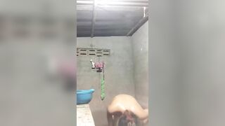 Tắm cùng em rau miền núi vú thâm đen xì vừa tắm vừa nhảy nhót mới vui