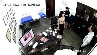 Hack camera trog phòng nhà thiết kế nổi tiếng,mấy chị e vì 1 bộ áo dài mà khoe thân