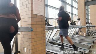 Nứng lồn em dâm đít bự khoét quần móc bím sướng rên giữa phòng gym