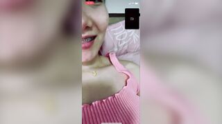 Vcl em gái vú hồng gọi video vạch áo khoe lồn núm vú rồi móc lồn dâm vãi