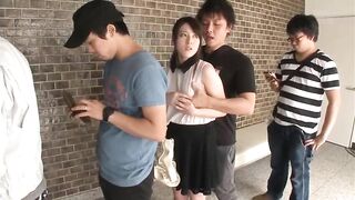 Chồng mò vú lồn vợ ở nơi công cộng 2