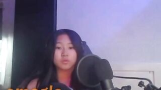 Chat cam bắt gặp em gái dâm vạch áo bóp vú thủ dâm sướng trợn mắt