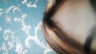 Cận cảnh em người yêu dâm đãng nằm sấp móc lồn nước nôi lê láng