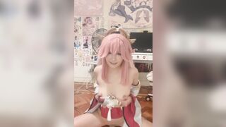 Gái xinh mê cosplay thụt toy mạnh bạo vào lồn hồng không lông