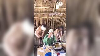 Hai em cởi đồ tiếp anh vé số