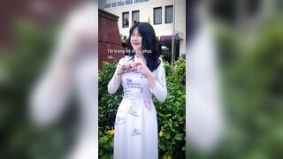 Đi học thì em ngoan ở nhà thì em hư