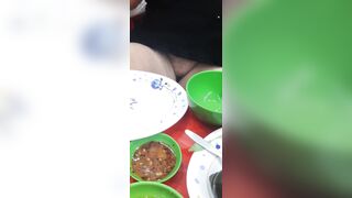 Vợ không mặc quần lót ngồi ăn uống ai nhìn thấy thèm  chơi.