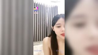 Em gái LinhBae MMLive kính cận dễ thương nằm phơi móc lồn hồng cực ngon nè