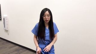 Bác sĩ đáng sợ thuyết phục thực tập sinh trẻ châu Á quan hệ để được thăng tiến
