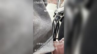 Cạ con cak lên bờ mông em gái đang chơi VR