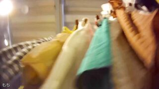Nứng vãi lồn nhìn em gái đít bự mặc quần bò lượn lờ trong siêu thị