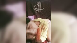 Thèm cặc quá em gái dâm đãng lấy bắp ngô thọc lồn rên cực sướng
