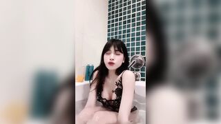 Siêu phẩm, Em gái xinh Lồn không lông đi tắm Thoa gel message djt tê Vú To lồn múp