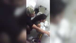 Vcl em gái dâm đãng chổng mông căng bị nện lút lồn trong nhà vệ sinh