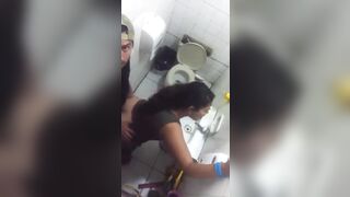 Vcl em gái dâm đãng chổng mông căng bị nện lút lồn trong nhà vệ sinh
