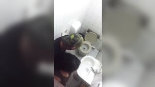 Vcl em gái dâm đãng chổng mông căng bị nện lút lồn trong nhà vệ sinh