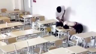 Quay lén sinh viên vụng trộm trong lớp