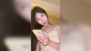Vừa nghịch điện thoại vừa địt nhau dâm đãng kích thích siêu dâm