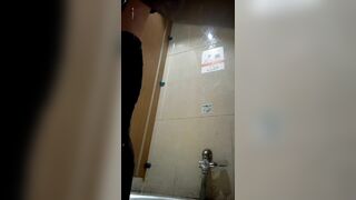 Camera quay lén trong nhà vệ sinh! Quay lén các thiếu nữ xinh đẹp đi đái tại chỗ p3