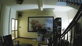 Hack cam chị gái cởi trần thảnh nhiên ra vào nhà như trốn không người
