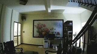 Hack cam chị gái cởi trần thảnh nhiên ra vào nhà như trốn không người