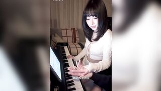 Thầy giáo kèm âm nhạc và em gái xinh đẹp