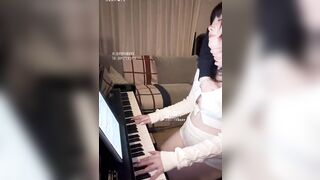 Thầy giáo kèm âm nhạc và em gái xinh đẹp