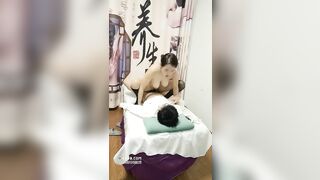 Cậu nhân viên may mắn và bà chủ tiệm massage thiếu thốn tình dục