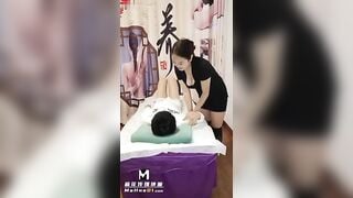 Vô massage gạ địt được luôn em nhân viên tại phòng