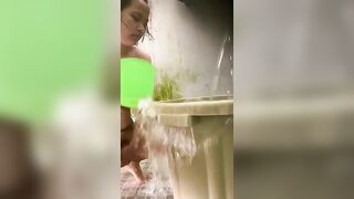 Con mất nết quay lén mẹ đi tắm