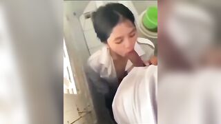 2 học sinh nứng giờ ra chơi vô nhà vệ sinh chịch