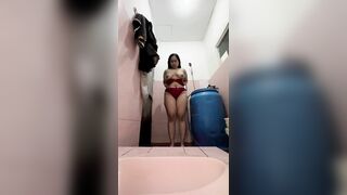 Tự quay lén em gái Việt mũm mĩm vú to đánh răng show hàng cực dâm trong WC