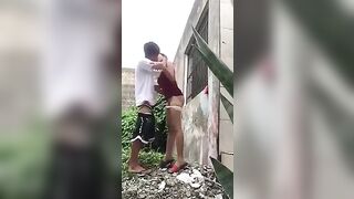 quay lén em Thảo bị người yêu nện doggy ngoài vườn cực phê