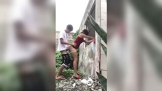 quay lén em Thảo bị người yêu nện doggy ngoài vườn cực phê
