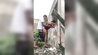 quay lén em Thảo bị người yêu nện doggy ngoài vườn cực phê