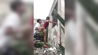 quay lén em Thảo bị người yêu nện doggy ngoài vườn cực phê
