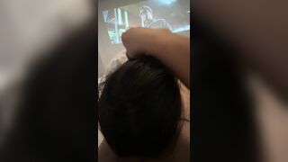 vừa xem phim vừa được em người yêu chăm sóc thằng em còn gì sướng hơn