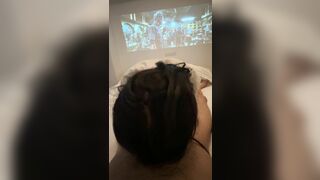 vừa xem phim vừa được em người yêu chăm sóc thằng em còn gì sướng hơn