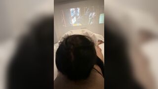 vừa xem phim vừa được em người yêu chăm sóc thằng em còn gì sướng hơn