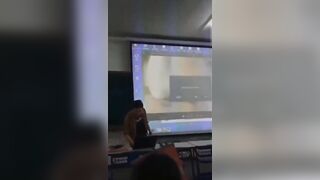 Thầy giáo mở nhầm phim sex trên lớp học ở Trung Quốc