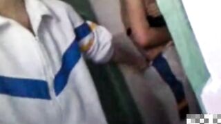 Một nữ sinh trung học bị một nữ sinh hư hỏng lột trần truồng trong nhà vệ sinh