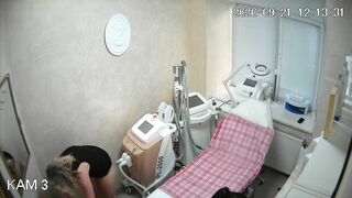 Hack cam phòng thẩm mỹ em gái Tây nằm ngửa banh háng triệt lông lồn cực múp